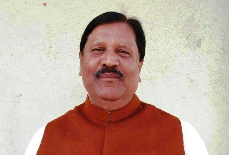 राजस्व महा अभियान को लेकर जिले में शिविर तो लगाए गए हैं लेकिन कर्मियों के द्वारा जानबूझकर लापरवाही बरती जा रही है -पुर्व विधायक सुनील कुमार पुष्पम 1