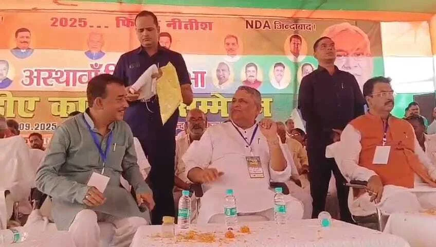 नालंदा के अस्थावां विधानसभा में मंत्री विजय चौधरी का नेता प्रतिपक्ष तेजस्वी पर पलटवार कहा भ्रष्टाचारियों की पहचान महागठबंधन से साफ 1