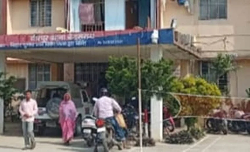 वीरपुर में अज्ञात चोरों ने दरवाजे से उड़ाया बाइक, पीड़ित ने आवेदन देकर की शिकायत 1