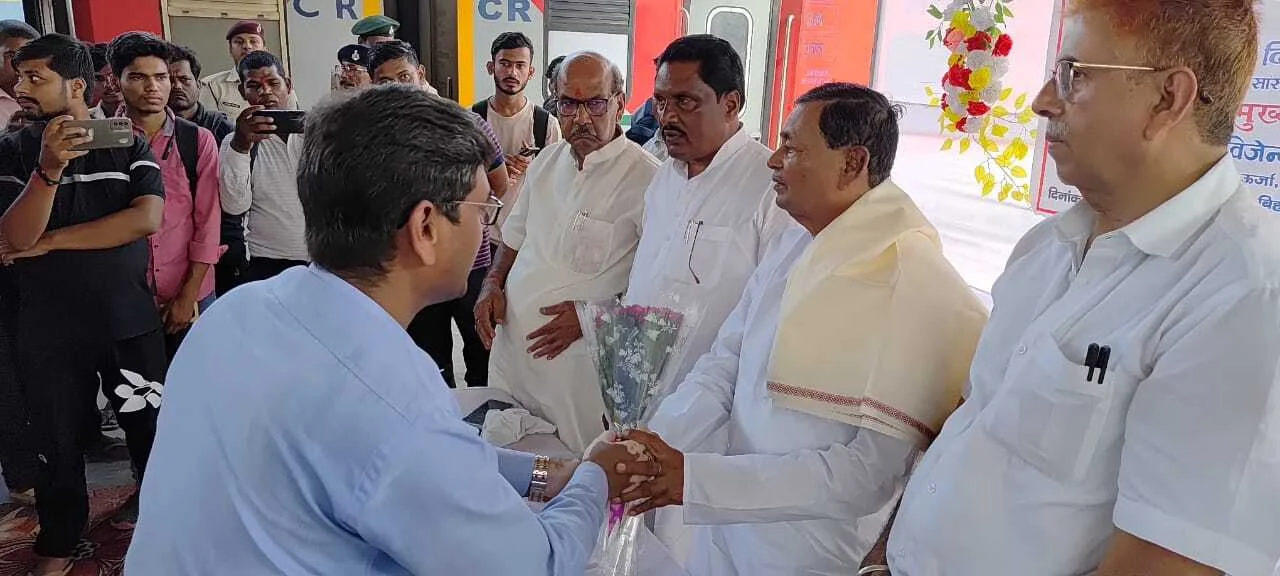 समस्तीपुर: ट्रेन संख्या 14603/14604 एवं 12149/12150 का क्रमशः नरपतगंज तथा सुपौल तक मार्ग विस्तार तथा  नियमित ट्रेन के रूप में परिचालन शुरू 2