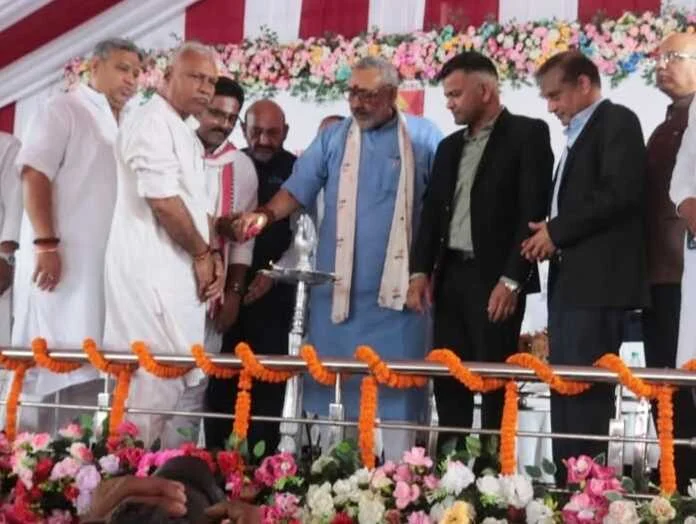 बिहार में एवं बिहार के बेगूसराय जिले में समग्र विकास की बयार बह रही है, जब जब प्रधानमंत्री नरेन्द्र मोदी बिहार आते हैं तो बिहार को सौगात दे जाते हैं - गिरिराज सिंह 1