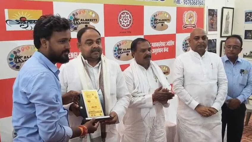 कैमूर: भभुआ में मां मुंडेश्वरी कला महोत्सव का भव्य शुभारंभ, मंत्री संतोष सिंह और विधायक भरत बिंद ने दी कला-संस्कृति को नई उड़ान 3