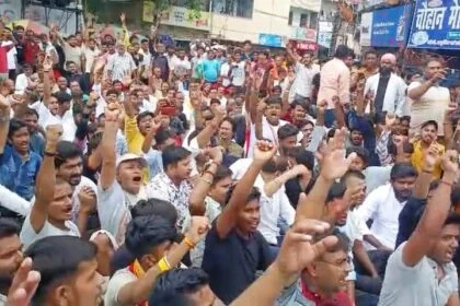 समस्तीपुर: रोसड़ा रेलवे स्टेशन पर लम्बी दुरी की ट्रेन के ठहराव को लेकर दुकानदार व व्यवसायियों ने बाजार स्वतः रखा बंद 8