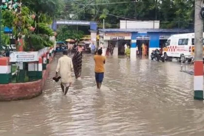 हल्की बारिश में बेगूसराय सदर अस्पताल के खुली पोल, अस्पताल परिसर तालाब में तब्दील 27