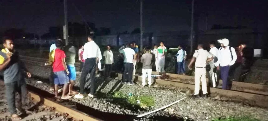बछवाड़ा जंक्शन के गुमटी संख्या 22 बी के समीप ट्रेन के आगे कूदकर अज्ञात युवक ने दी जान 1