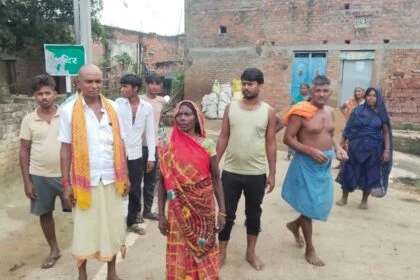 कैमूर : मंत्री के क्षेत्र में डीलर कर रहे मनमानी, निगल गए गरीबो के राशन, 150 क्विंटल राशन गबन करने का लगा आरोप 4