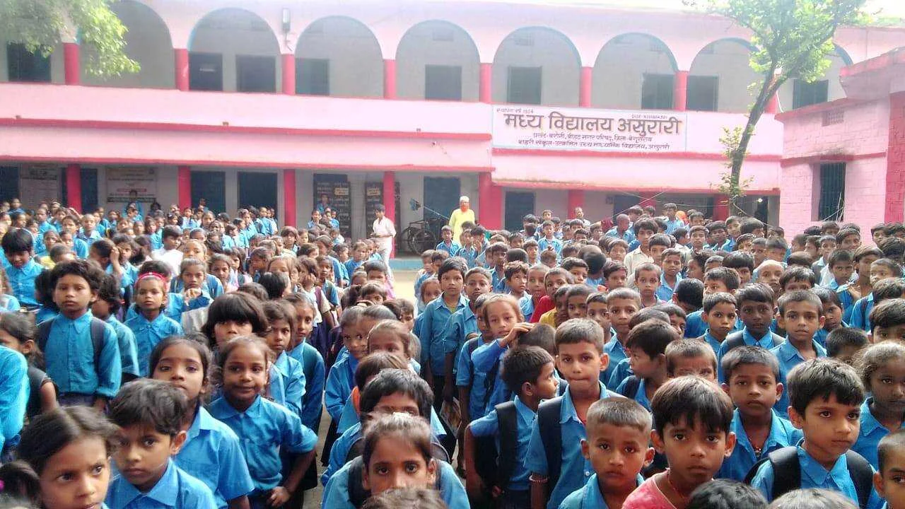 राष्ट्रीय कृमि दिवस पर बच्चों को दवा खिलाकर कार्यक्रम का किया गया उद्घाटन 3