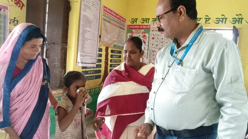 राष्ट्रीय कृमि दिवस पर बच्चों को दवा खिलाकर कार्यक्रम का किया गया उद्घाटन 1