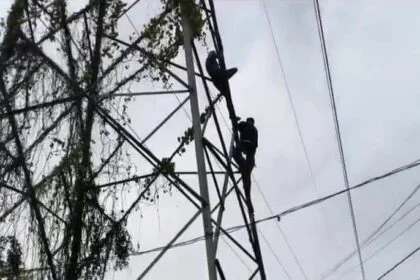 बेगूसराय में एक युवक ने हाई टेंशन तार के ऊपर चढ़कर किया हाई वोल्टेज ड्रामा, देखने के लिए जुटे सैकड़ो लोग 6