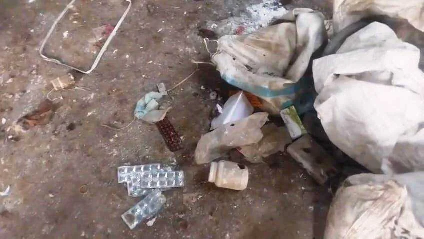 सीएचसी से संबंधित भाड़ी मात्रा में सरकारी दवाओं को कचरे के ढेर में फेका गया 3