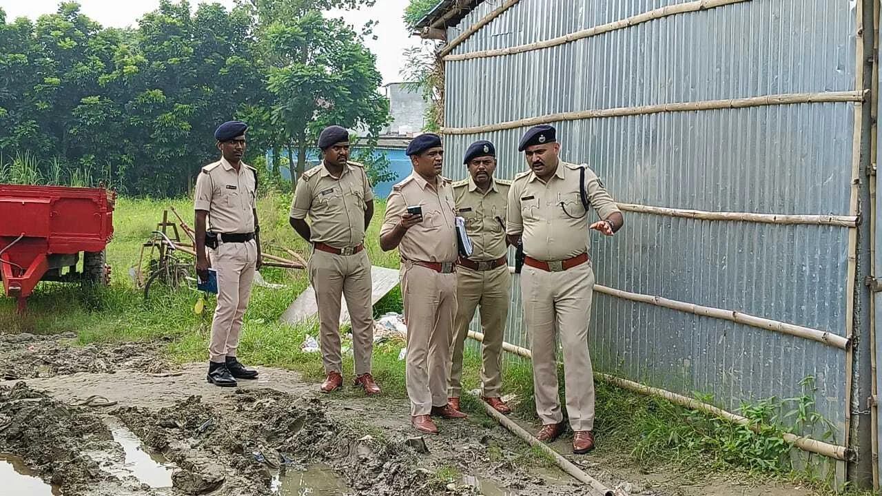 बछवाड़ा के रानी गांव में अज्ञात चोरों ने ज्वेलरी दुकान का शटर तोड़कर डेढ़ लाख का ज्वेलरी समेत नगद लेकर हुआ फरार 2