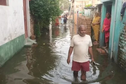 पांच दर्जनों लोगों के घरों में चकिया गांव में घुसा सीपेज का पानी, घर में पानी आ जाने की वजह से कई लोगों के सामने घर छोड़ने की है विवशता 21