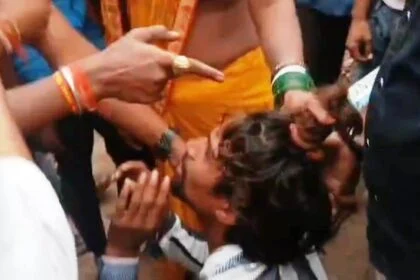 बेगूसराय में भीड़ ने चोरी के आरोप में एक युवक को पकड़कर घंटों तक बंधक बनाकर बेरहमी से किया पिटाई 30