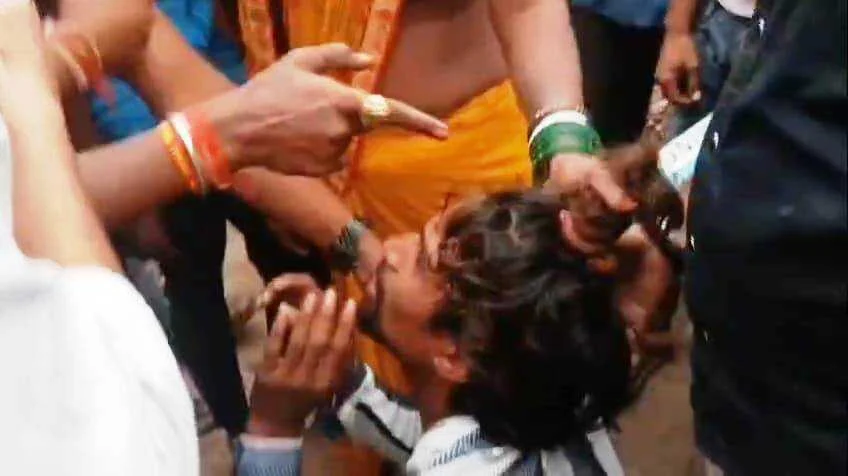 बेगूसराय में भीड़ ने चोरी के आरोप में एक युवक को पकड़कर घंटों तक बंधक बनाकर बेरहमी से किया पिटाई 1