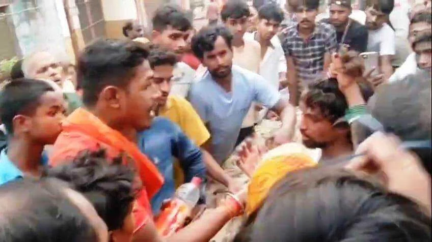 बेगूसराय में भीड़ ने चोरी के आरोप में एक युवक को पकड़कर घंटों तक बंधक बनाकर बेरहमी से किया पिटाई 3