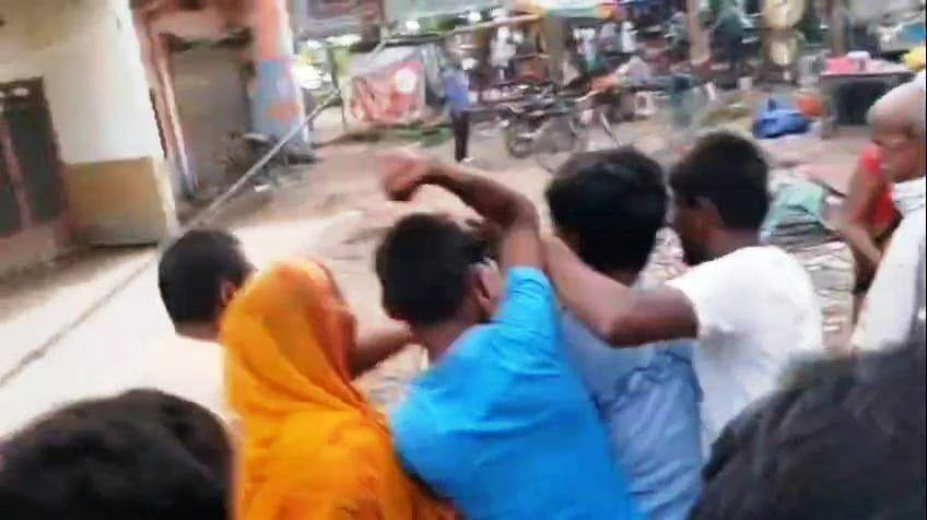 बेगूसराय में भीड़ ने चोरी के आरोप में एक युवक को पकड़कर घंटों तक बंधक बनाकर बेरहमी से किया पिटाई 2
