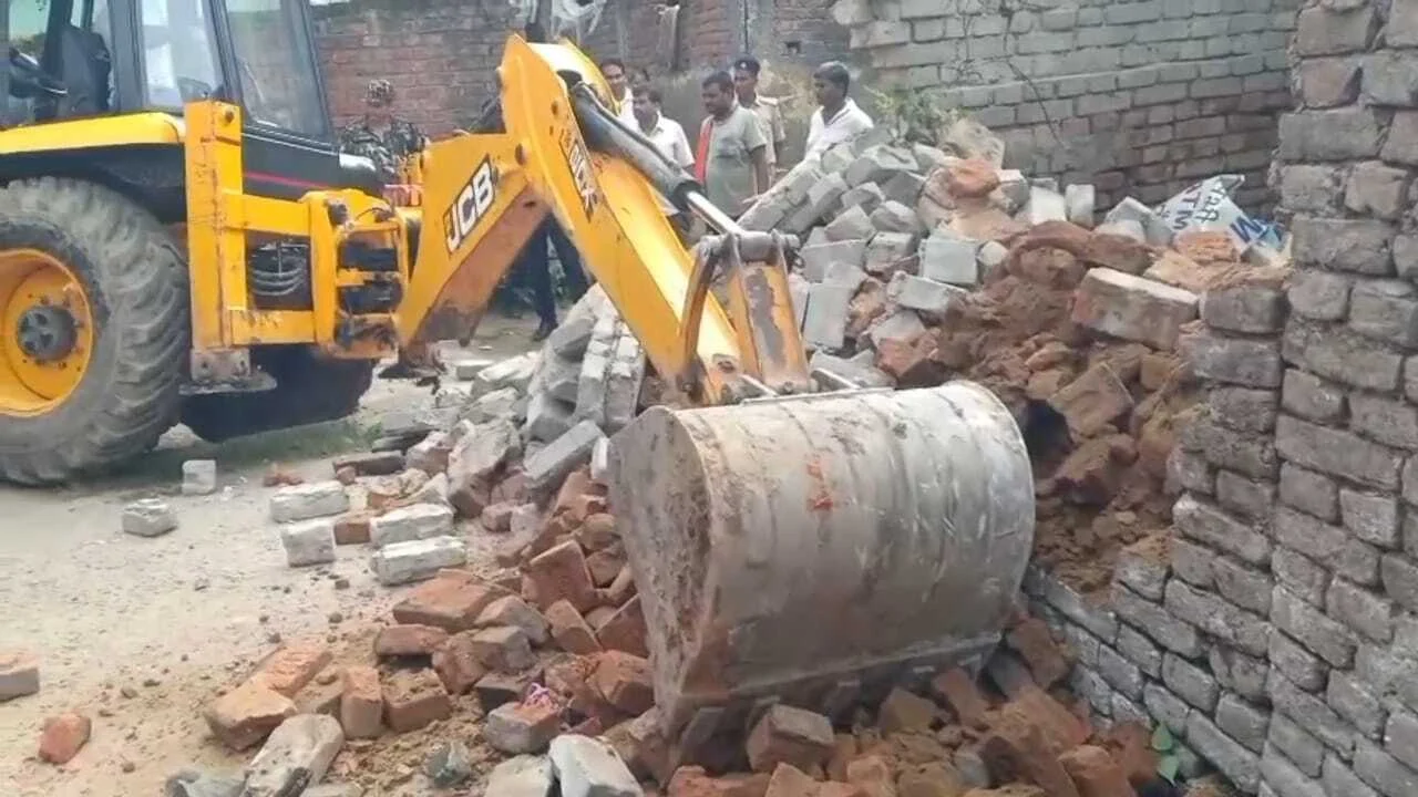 नालंदा: परवलपुर मुख्य पार्षद के घर पर चला बुलडोजर, हाईकोर्ट आदेश पर प्रशासन की करवाई 3