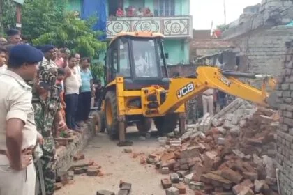 नालंदा: परवलपुर मुख्य पार्षद के घर पर चला बुलडोजर, हाईकोर्ट आदेश पर प्रशासन की करवाई 26