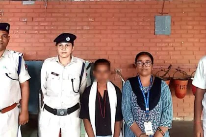 समस्तीपुर स्टेशन पर गरीब रथ ट्रेन से एक नाबालिग को रेस्क्यू कर आरपीएफ ने चाइल्ड हेल्प लाइन को सौपा 2