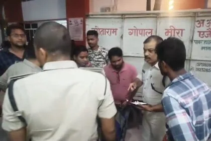 बेगूसराय में इंसानियत की मिसाल, ट्रैफिक डीएसपी रंजीत कुमार ने सड़क पर तड़प रहे एक घायल युवक की बचाई जान 16