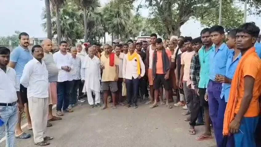 नालंदा: पंडारक रेलवे हॉल्ट के पास ट्रेन हादसा, ताड़ापर गांव के तीन की मौत, एक गंभीर,शव के गांव पहुंचते ही गमगीन हुआ माहौल 3