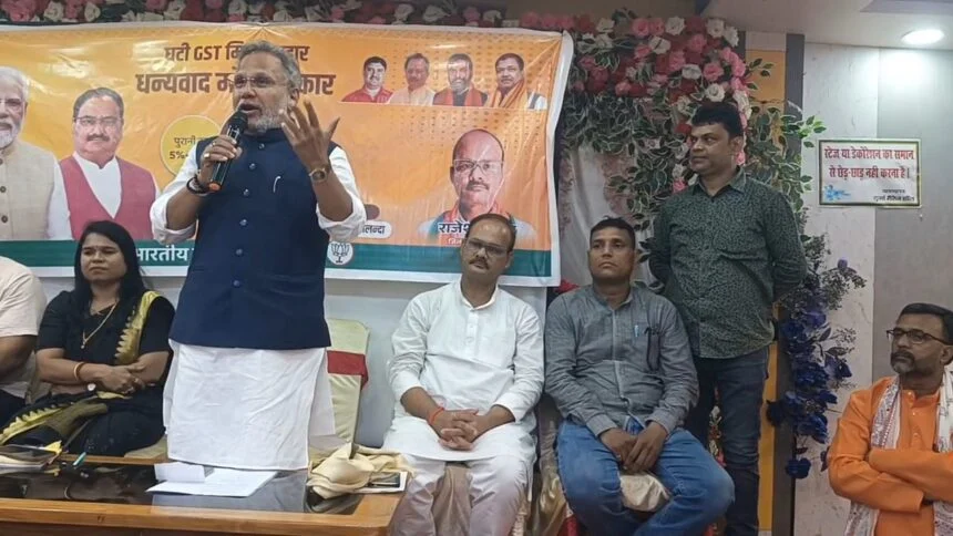 नालंदा: बिहारशरीफ में आयोजित जीएसटी बचत उत्सव में राष्ट्रीय व्यापारी कल्याण बोर्ड के अध्यक्ष सुनील जे.सिंघी ने केंद्र सरकार की नीतियों की सराहना की 1