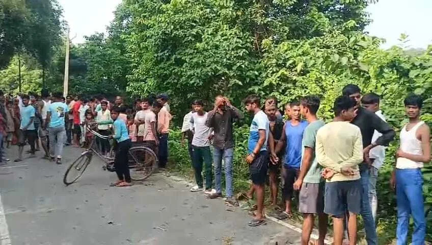 बेगूसराय मे एक अज्ञात युवक का शव झाडी से बरामद,शव मिलने के बाद इलाके मे फैली सनसनी 2