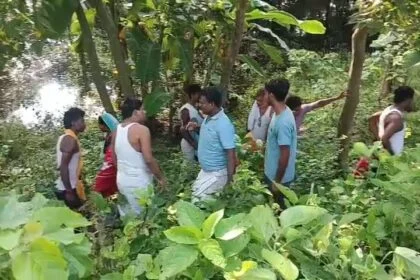 बेगूसराय मे एक अज्ञात युवक का शव झाडी से बरामद,शव मिलने के बाद इलाके मे फैली सनसनी 10