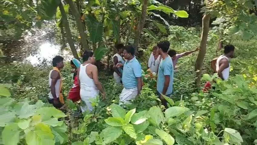 बेगूसराय मे एक अज्ञात युवक का शव झाडी से बरामद,शव मिलने के बाद इलाके मे फैली सनसनी 1