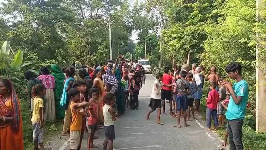 बेगूसराय मे एक अज्ञात युवक का शव झाडी से बरामद,शव मिलने के बाद इलाके मे फैली सनसनी 3