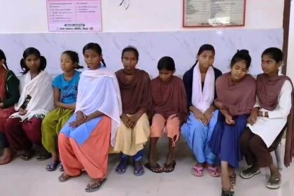 कैमूर के दुर्गावती में कस्तूरबा गांधी बालिका आवासीय विद्यालय की 10 छात्राएं बीमार, वार्डेन और लेखापाल उपस्थिति बनाकर रहीं अनुपस्थित 6