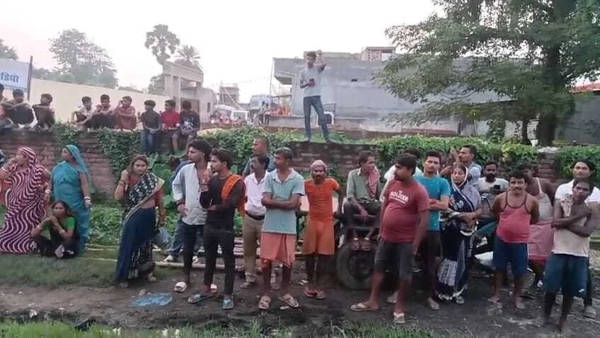 समस्तीपुर: अपराधियों ने दिनदहाड़े घर में घुसकर एक बुजुर्ग महिला की लूटपाट के बाद बेरहमी से किया हत्या, इलाके में फैली सनसनी 1