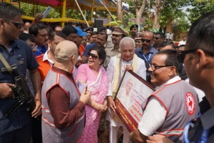 राष्ट्र कवि रामधारी सिंह दिनकर की 117 वीं जयंती के अवसर पर बिहार के राज्यपाल आरिफ मोहम्मद खान दिनकर के गांव बेगूसराय स्थित सिमरिया पहुंचे 32