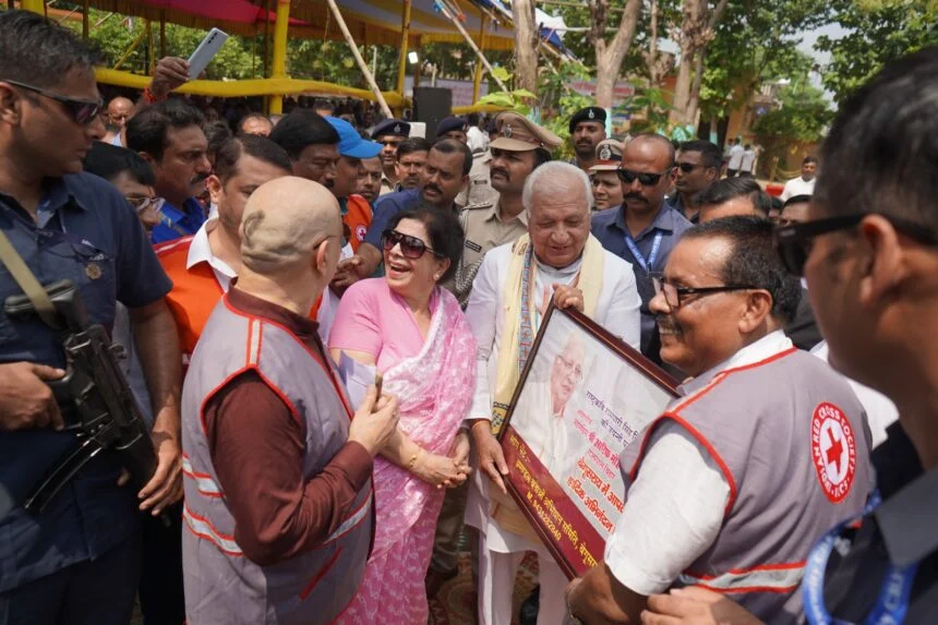 राष्ट्र कवि रामधारी सिंह दिनकर की 117 वीं जयंती के अवसर पर बिहार के राज्यपाल आरिफ मोहम्मद खान दिनकर के गांव बेगूसराय स्थित सिमरिया पहुंचे 1