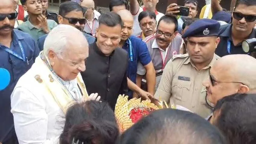 राष्ट्र कवि रामधारी सिंह दिनकर की 117 वीं जयंती के अवसर पर बिहार के राज्यपाल आरिफ मोहम्मद खान दिनकर के गांव बेगूसराय स्थित सिमरिया पहुंचे 3