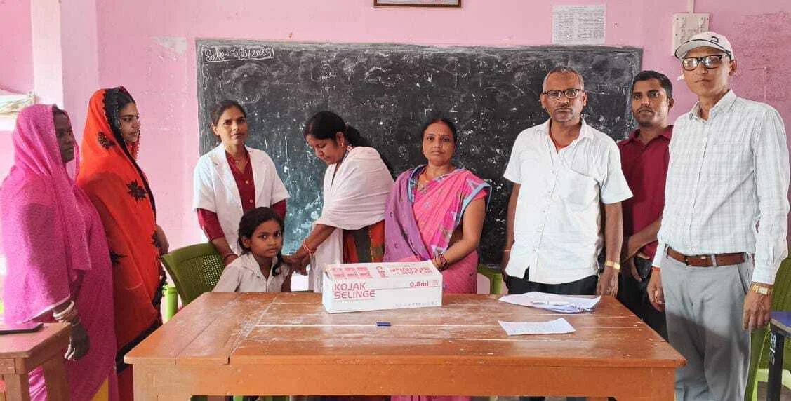 स्वस्थ नारी सशक्त परिवार अभियान के तहत 51 छात्राओं को दिया गया एचपीभी का टीका 2