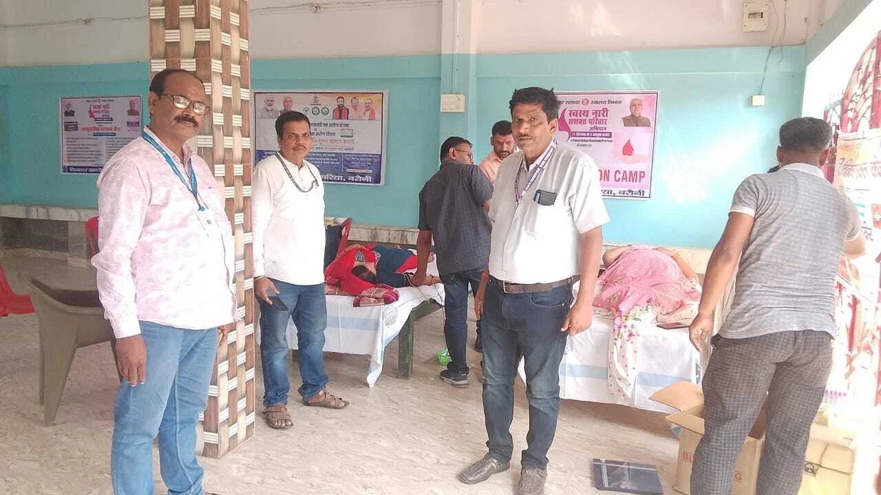 रक्त दान शिविर में एसएमसी यूनिसेफ राजेश कुमार सहित कई महत्वपूर्ण लोगों ने बढ़चढ़ कर लिया हिस्सा 2
