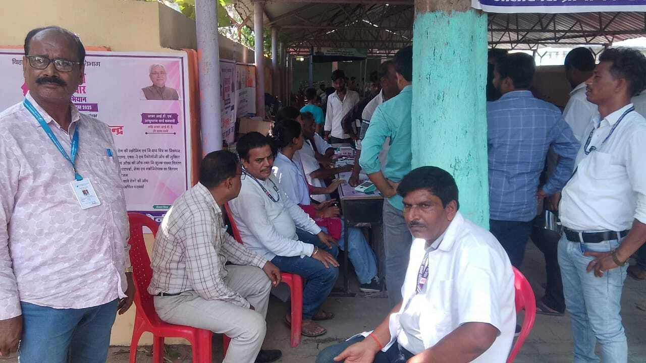 रक्त दान शिविर में एसएमसी यूनिसेफ राजेश कुमार सहित कई महत्वपूर्ण लोगों ने बढ़चढ़ कर लिया हिस्सा 3