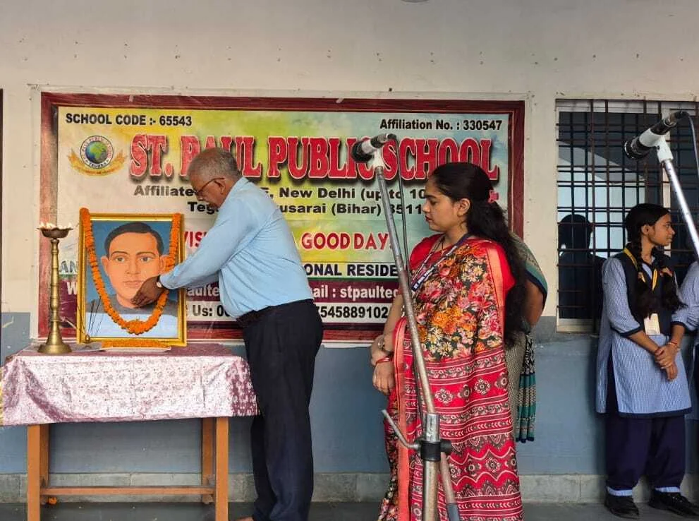 संत पॉल पब्लिक स्कूल तेघड़ा में हिंदी कविता के आत्मदीप्त राष्ट्रकवि रामधारी सिंह "दिनकर" की जयंती हर्षोल्लास के साथ मनाया गया 2