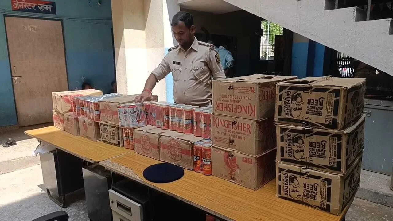 नालंदा: कचड़ा प्रबंधन गोदाम से भारी मात्रा में केन बीयर ( शराब ) बरामद, कुल 1364 लीटर बियर समेत एक वाहन जब्त 3