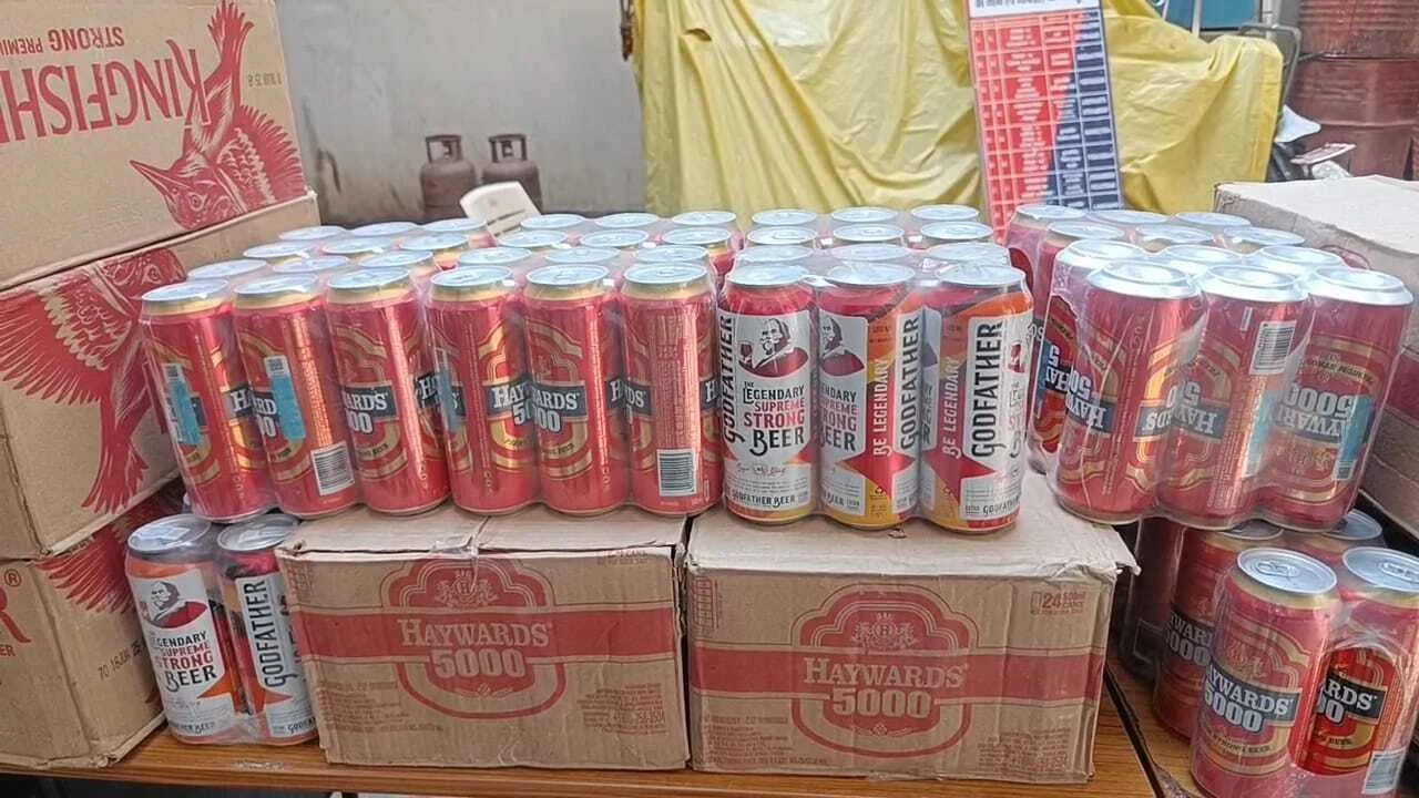 नालंदा: कचड़ा प्रबंधन गोदाम से भारी मात्रा में केन बीयर ( शराब ) बरामद, कुल 1364 लीटर बियर समेत एक वाहन जब्त 2