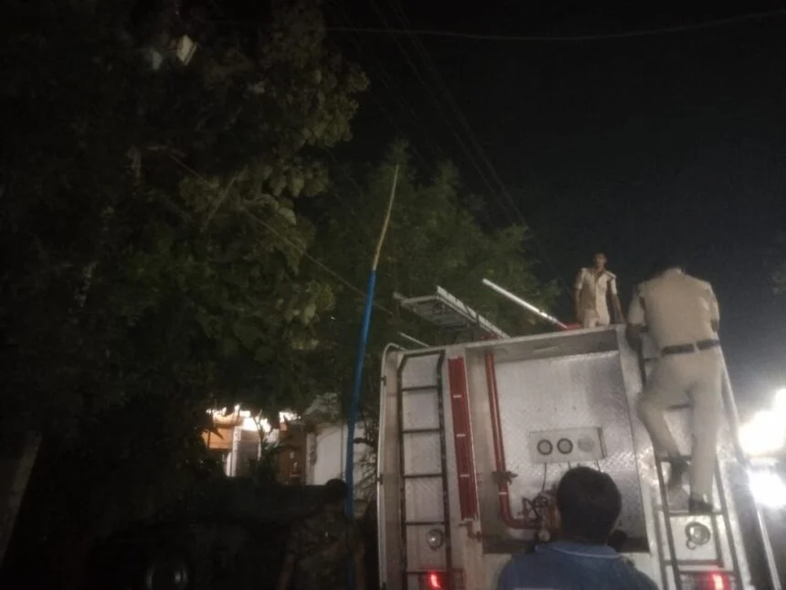 बरौनी थाना क्षेत्र के पिपरा देवस में बिजली की शॉर्ट सर्किट से बिजली खम्भे पर लगी आग 1