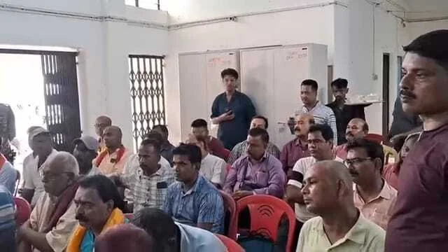 समस्तीपुर:नगर थाना परिसर में पुलिस पदाधिकारियों के साथ पूजा कमिटी सदस्यों और जनप्रतिनियो की बैठक आयोजित 3