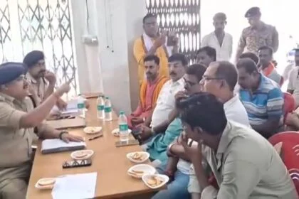 समस्तीपुर:नगर थाना परिसर में पुलिस पदाधिकारियों के साथ पूजा कमिटी सदस्यों और जनप्रतिनियो की बैठक आयोजित 30