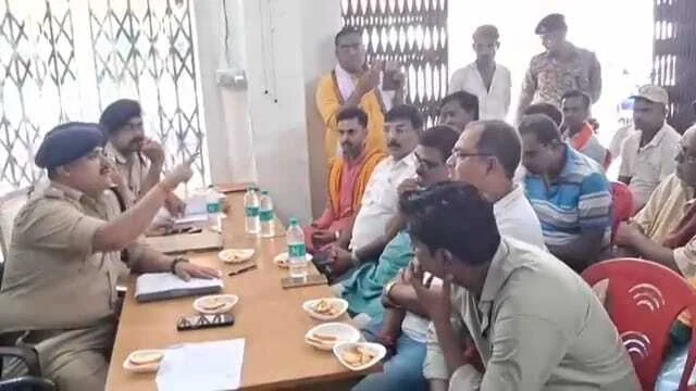 समस्तीपुर:नगर थाना परिसर में पुलिस पदाधिकारियों के साथ पूजा कमिटी सदस्यों और जनप्रतिनियो की बैठक आयोजित 1