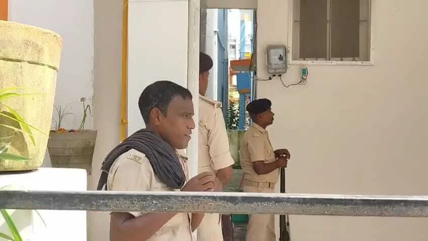 आर्थिक अपराध इकाई ने समस्तीपुर में बिजली विभाग के अधीक्षण अभियंता विवेकानंद के पटना, सिवान और समस्तीपुर स्थित ठिकानों पर छापेमारी 3