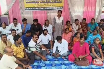 बिहार शरीफ अस्पताल चौराहा में ग्राम कचहरी सचिवों का हल्ला बोल, 30 हजार मानदेय और नियमितकरण की माँग, पटना तक उग्र आंदोलन की चेतावनी 6