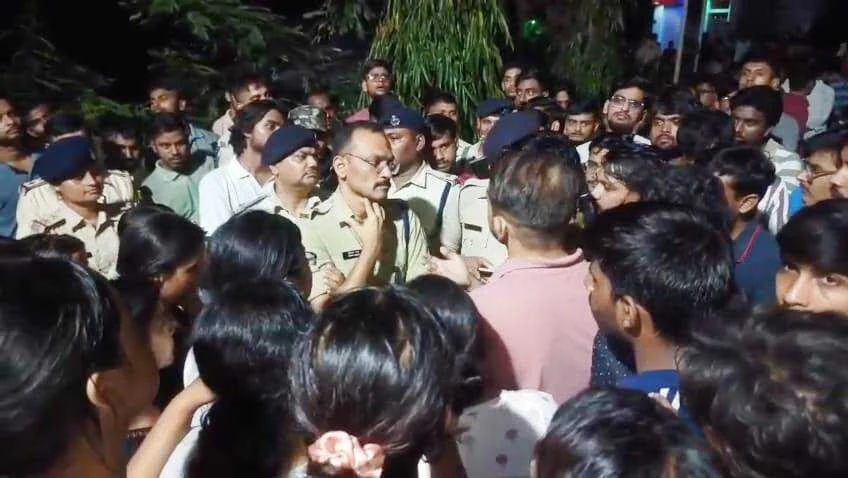 नालंदा:चंडी थाना क्षेत्र स्थित इंजीनियरिंग कॉलेज के छात्रा की छत से गिरकर मौत, इंजीनियरिंग कॉलेज के छात्र-छात्राओं ने जमकर किया हंगामा 4