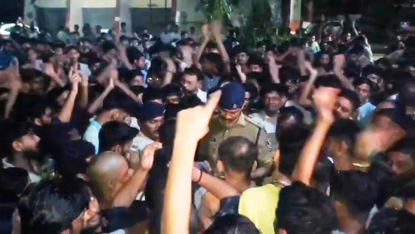 नालंदा:चंडी थाना क्षेत्र स्थित इंजीनियरिंग कॉलेज के छात्रा की छत से गिरकर मौत, इंजीनियरिंग कॉलेज के छात्र-छात्राओं ने जमकर किया हंगामा 1