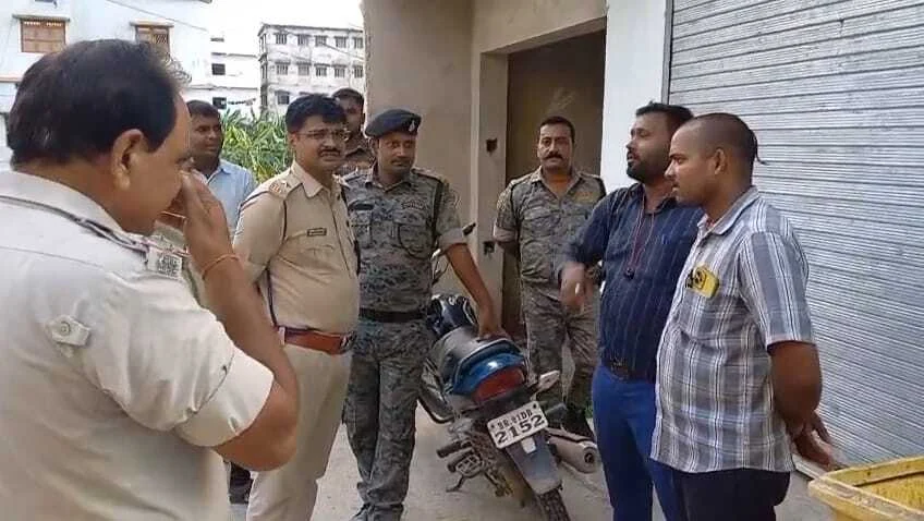 समस्तीपुर: अपराधियों ने दिनदहाड़े फाइनेंस कंपनी के कर्मी को पिस्टल का भय दिखाकर 95 हजार रुपये का किया लुट 3